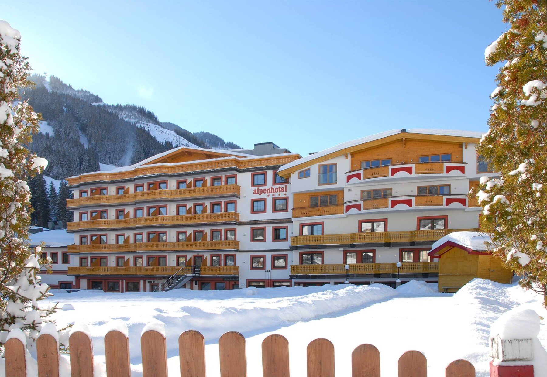 Jufa Alpenhotel Exterior