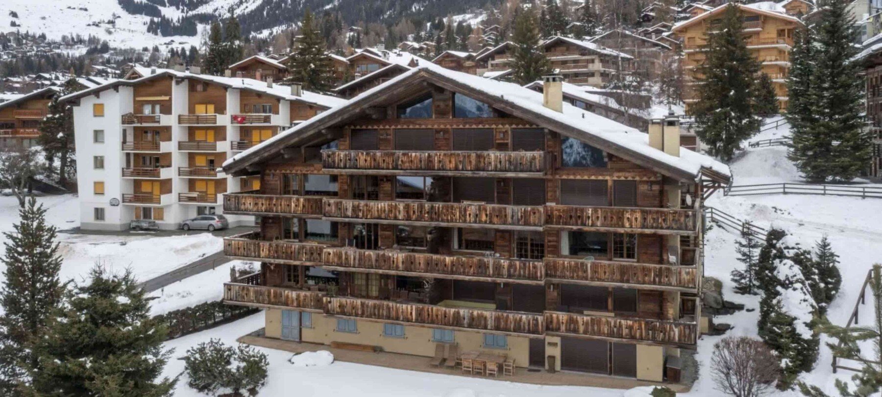 fleur-di-lin-balcony-chalet-exterior (1)